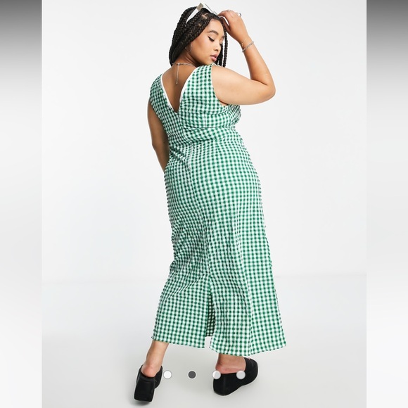 ASOS DESIGN Curve v neck midi slip sundress in green textured gingham - Picture 3 of 4